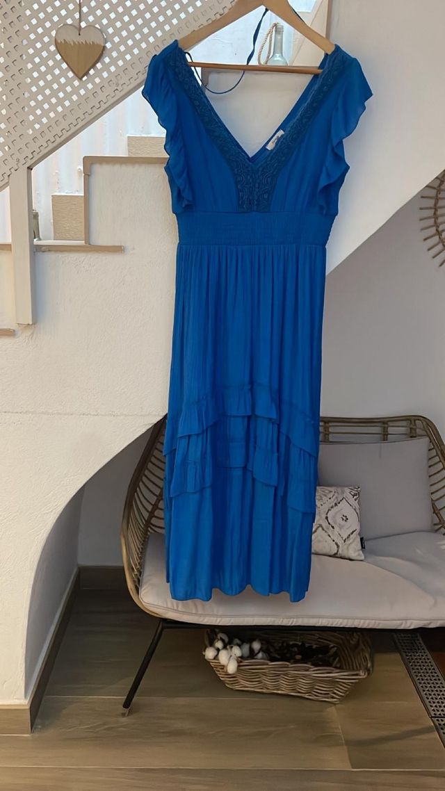 Vestido largo azul con volantes