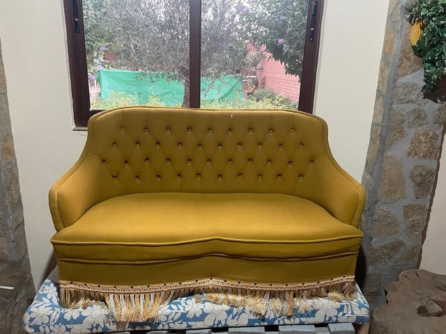 Sofá Descalzadora color mostaza