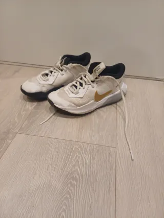 Nike Crossover Doradas y Blancas