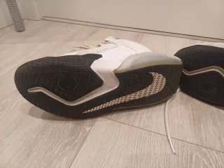 Nike Crossover Doradas y Blancas