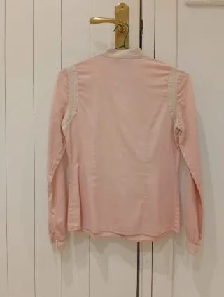 Blusa rosa palo con detalles
