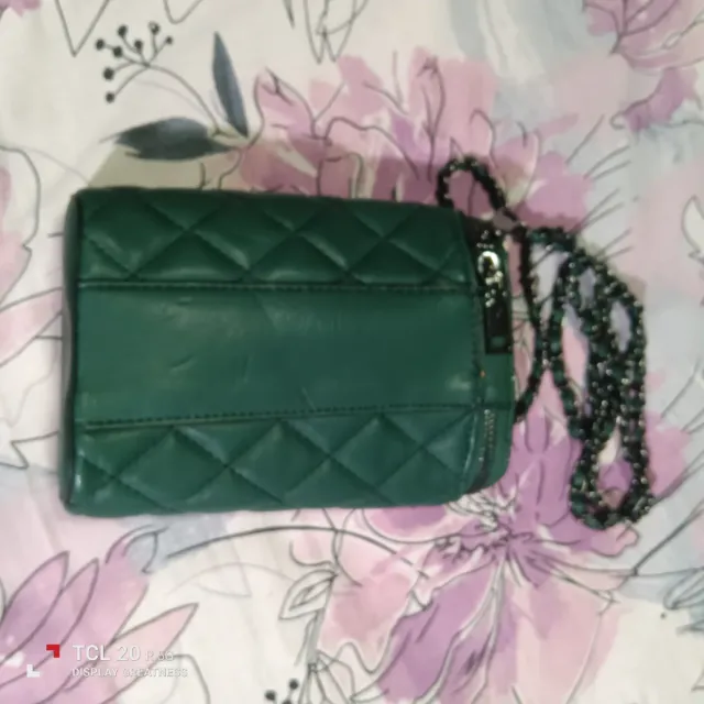 Bolso de mano verde acolchado, en forma tubular