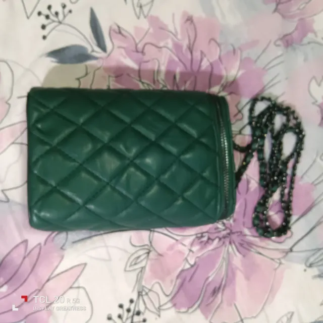 Bolso de mano verde acolchado, en forma tubular