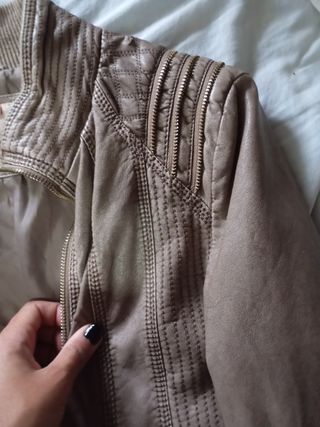 CAZADORA EFECTO PIEL BEIGE