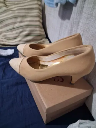 Zapatos Pilar Brgos Beige y Dorado Talla 38