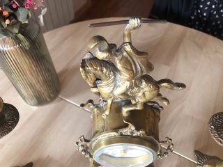 Candelabros y reloj de bronce