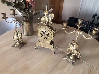 Candelabros y reloj de bronce