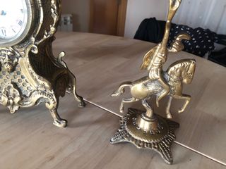 Candelabros y reloj de bronce