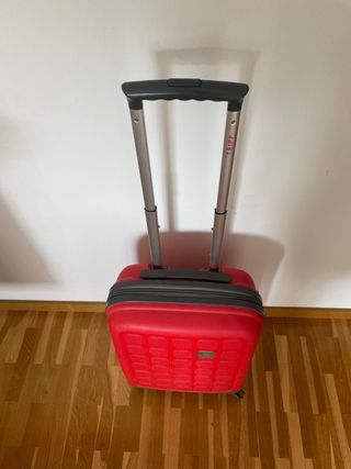 Maleta de mano gris con ruedas