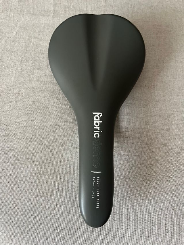 Sillín Fabric Scoop Flat Elite