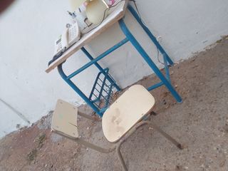 Pupitre escolar con teléfono y lámpara