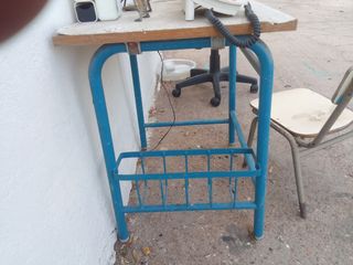 Pupitre escolar con teléfono y lámpara