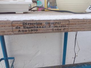 Pupitre escolar con teléfono y lámpara