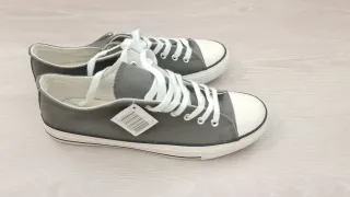 Zapatillas estilo Converse grises y blancas