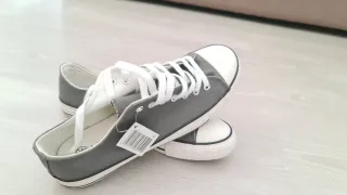 Zapatillas estilo Converse grises y blancas