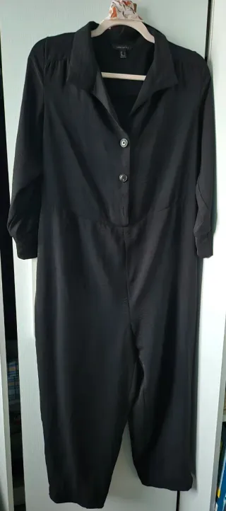 Mono negro con pañuelo estampado