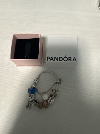 Pulsera Pandora con varios charms