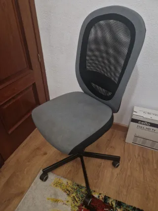 Silla de escritorio Ikea gris y negra