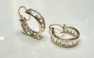 Pendientes tipo aro con circonitas de oro amarillo 18K