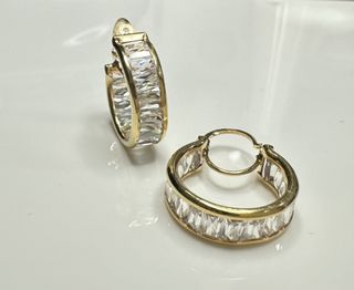 Pendientes tipo aro con circonitas de oro amarillo 18K