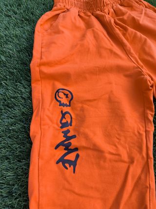 Pantalón naranja baile urbano