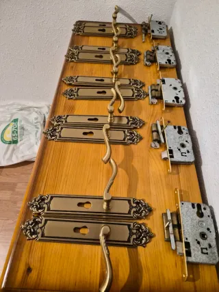 Herraje de puerta dorado