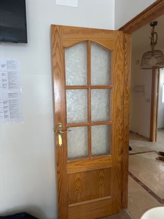 Puerta de madera con cristal