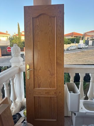 Puerta de madera con cristal