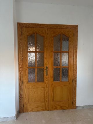 Puerta de madera con cristal