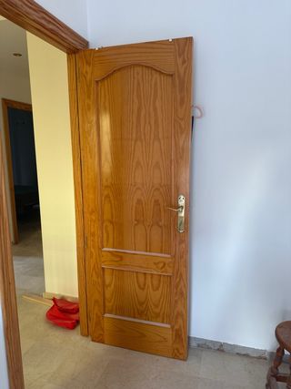 Puerta de madera con cristal