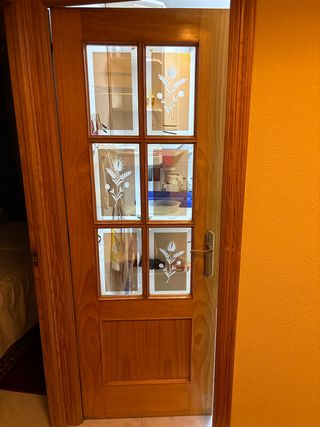 Puerta de madera con cristal decorado