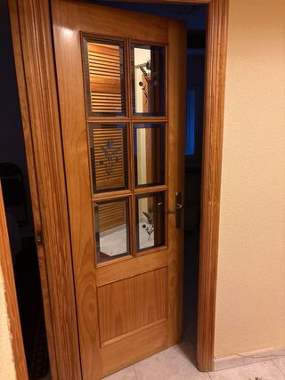 Puerta de madera con cristal decorado