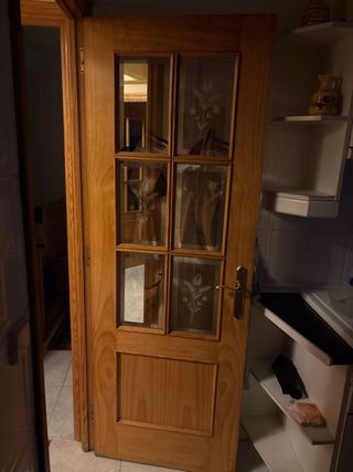 Puerta de madera con cristal decorado