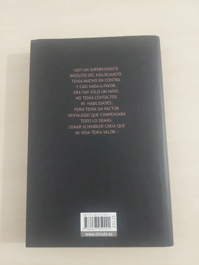 El chico sobre la caja de madera