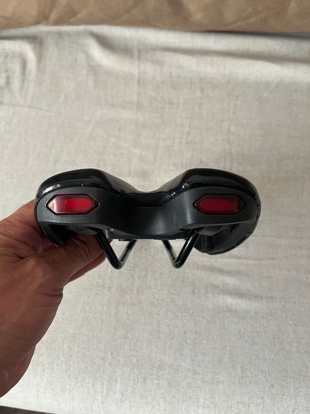 SILLÍN BICI CON LUZ TRASERA