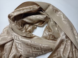 FENDI Fular cashmere y seda color champán