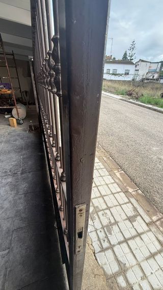 Puerta corredera forja