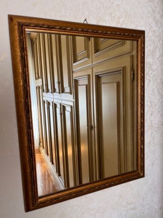 Specchio rettangolare con cornice dorata