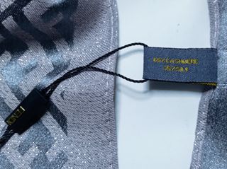 FENDI fular cashmere y seda color plateado