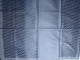 FENDI fular cashmere y seda color plateado