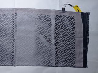 FENDI fular cashmere y seda color plateado