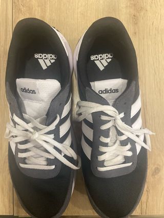 Zapatillas Adidas Negras y Blancas Talla 42