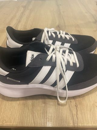 Zapatillas Adidas Negras y Blancas Talla 42