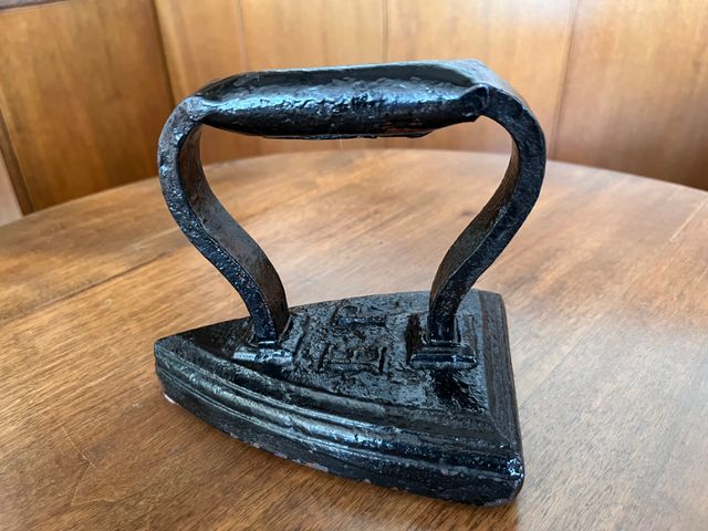 Antico ferro da stiro in ghisa