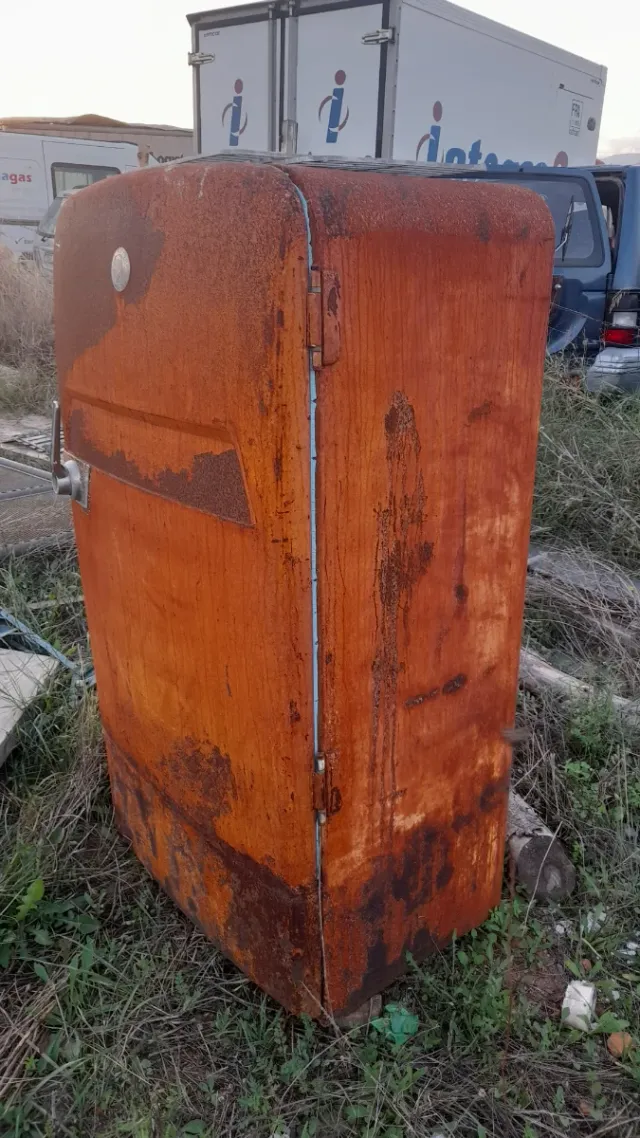 Nevera antigua oxidada para restaurar
