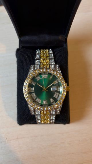 Orologio di lusso con cristalli e quadrante verde