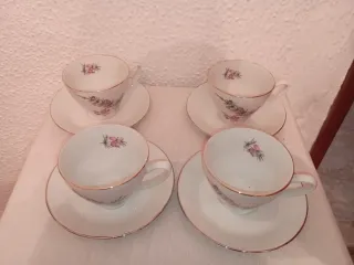 Juego 4 tazas porcelana con flores y platos