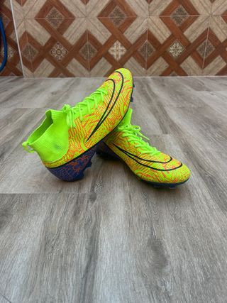 Botas de Fútbol Nike Neón
Talla: 44.5-45