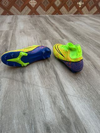Botas de Fútbol Nike Neón
Talla: 44.5-45