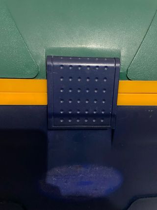 Nevera de camping amarilla y azul